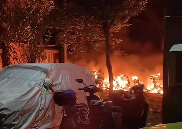 今天凌晨宝山区泗塘一村发生火灾 多辆电瓶车烧毁